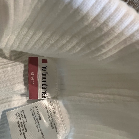 No Boundaries. Ladies white pull on turtleneck short sleeves top. Size Large. - Picture 3 of 6